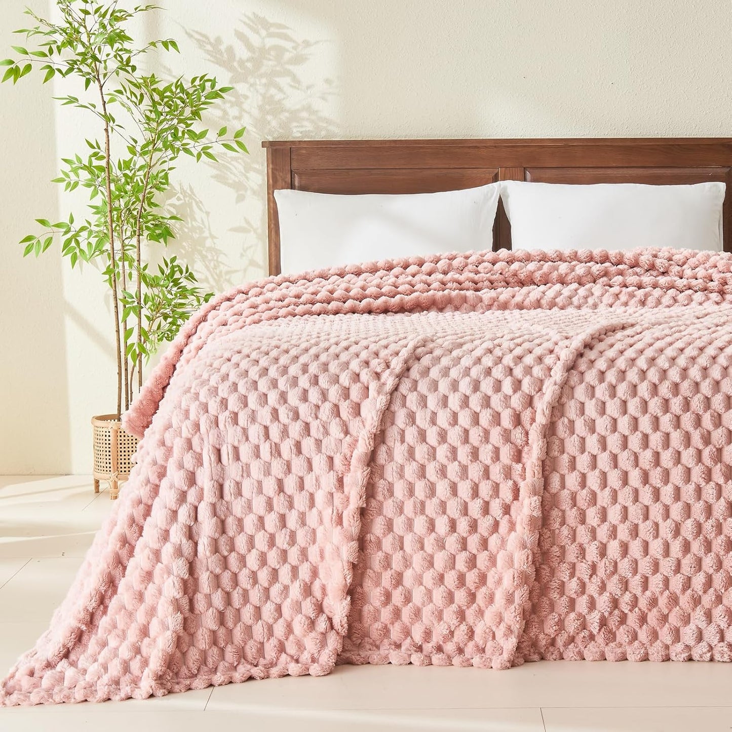 NEWCOSPLAY Super Soft Queen Blanket Pink Premium Silky Flannel Fleece 3D Clouds Stylish Jacquard Lightweight Bed Blanket All Season Use 350GSM (Pink, Queen(90"x90"))