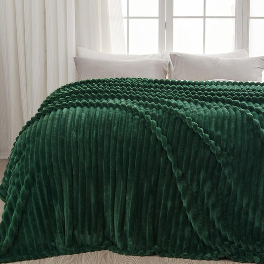 NEWCOSPLAY Super Soft Queen Blanket Dark Green Premium Silky Flannel Fleece 3D Ribbed Jacquard Lightweight Bed Blanket All Season Use (Dark Green Ribbed, Queen(90"x90"))
