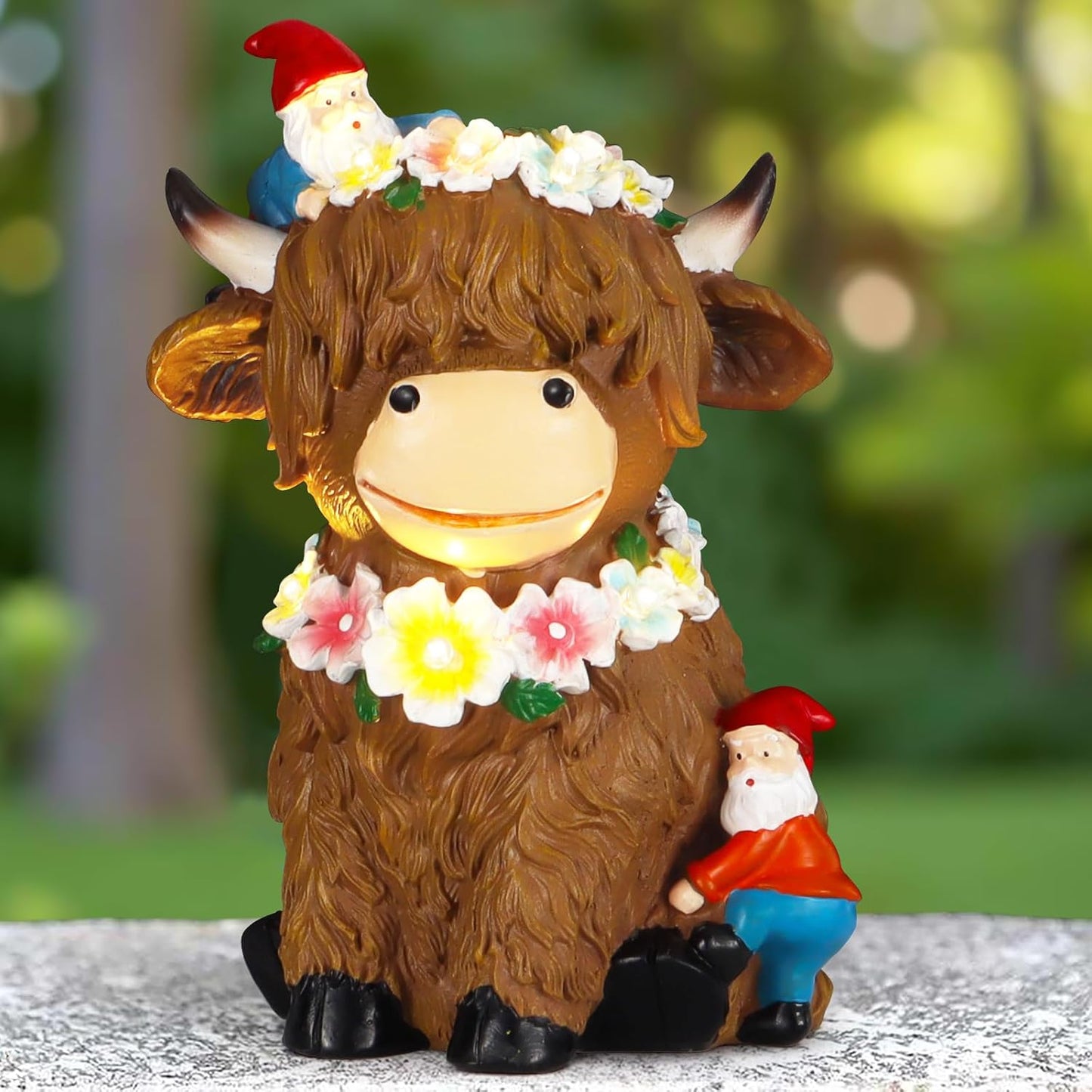 Highland Cow Solar Powered Outdoor Garden Statue, Funny Resin Highland Cow Statue with Solar Light Lantern, Birthday Gifts for Women Mom Highland Cows Figurine for Yard Garden Patio Lawn Ornaments